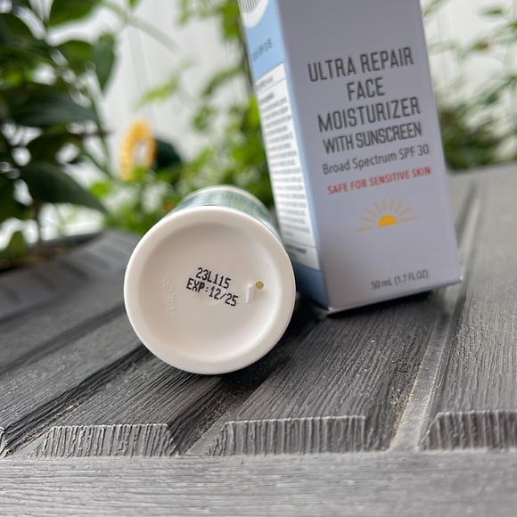 First Aid Beauty - Ultra Repair Face Moisturizer with Sunscreen SPF 30 - Picture 8 of 12